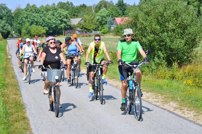 Bełchatów. Powiatowy Rajd Rowerowy. Kilkudziesięciu rowerzystów przejechało ponad 40 kilometrów drogami powiatu [ZDJĘCIA]