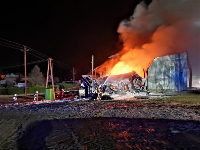 Pożar wybuchł 22 grudnia. Spłonął magazyn opon oraz warsztat. Straty, to kilkaset tysięcy złotych