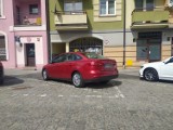 Mistrzowie parkowania w Głogowie. Parkują gdzie popadnie, nawet na pasach. ZDJĘCIA