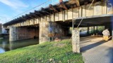 Pęknięty filar mostu kolejowego nad Młynówką w Opolu i wykruszone cegły. Co się tam stało i co z bezpieczeństwem pasażerów? 