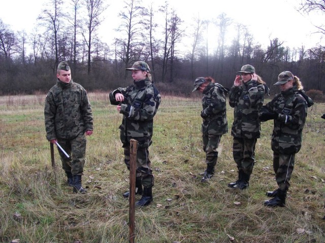 -&nbsp;Na hasło „ogień z prawej” czy ”dywersant z lewej” kadeci doskonale wiedzą jak reagować  i jaką przyjąć pozycję – mówi Katarzyna Czuba, wychowawczyni klasy wojskowej, która od września działa w ZSO w Józefowie nad Wisłą. 

Uczniowie mają już za sobą noc spędzoną w koszarach. – Przeszli też ćwiczenia rzutu granatem i dwukrotne szkolenie zwiadowcze w terenie podczas którego porozumiewali się za pomocą krótkofalówek – dodaje. 

Wojskową wiedzę i umiejętności młodzież z Józefowa nad Wisłą chłonie jak gąbka wodę.  Jak przyznaje ich wychowawczyni realizując elementy szkolenia uczniowie wspaniale się bawią. - Z niecierpliwością czekają na kolejny wyjazd w teren – zapewnia.