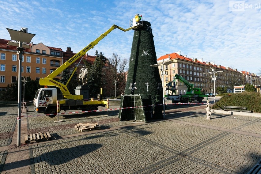 Nie ma już choinki na placu Lotników [ZDJĘCIA]