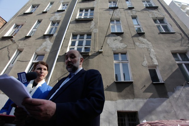 Za przekazywaniem mieszkań potrzebującym są radni PiS: Grażyna Szabelska i Krystian Frelichowski