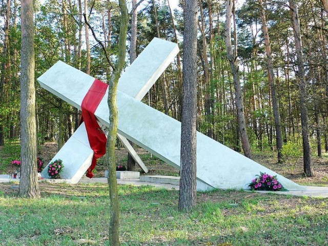 Górsk. Krzyż upamiętniający porwanie ks. Jerzego Popiełuszki.
