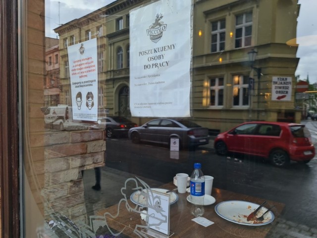Wiele lokali w Toruniu szuka obecnie rak do pracy. Na zdjęciu: Piccolo, ulica Prosta.