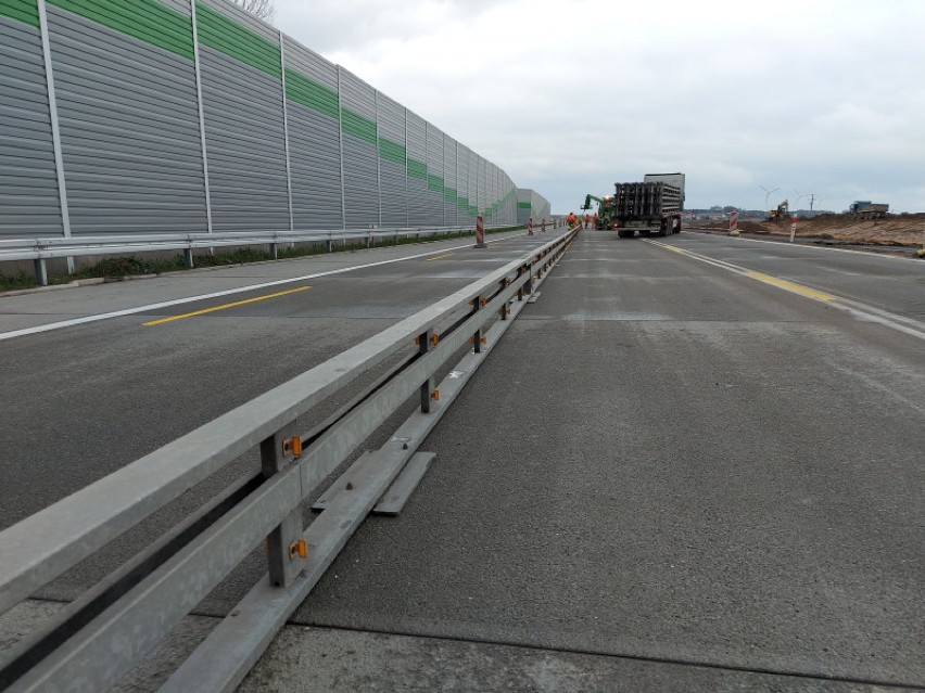 Budowa A1 koło Piotrkowa - do Tuszyna gotowe już cztery pasy nowej autostrady
