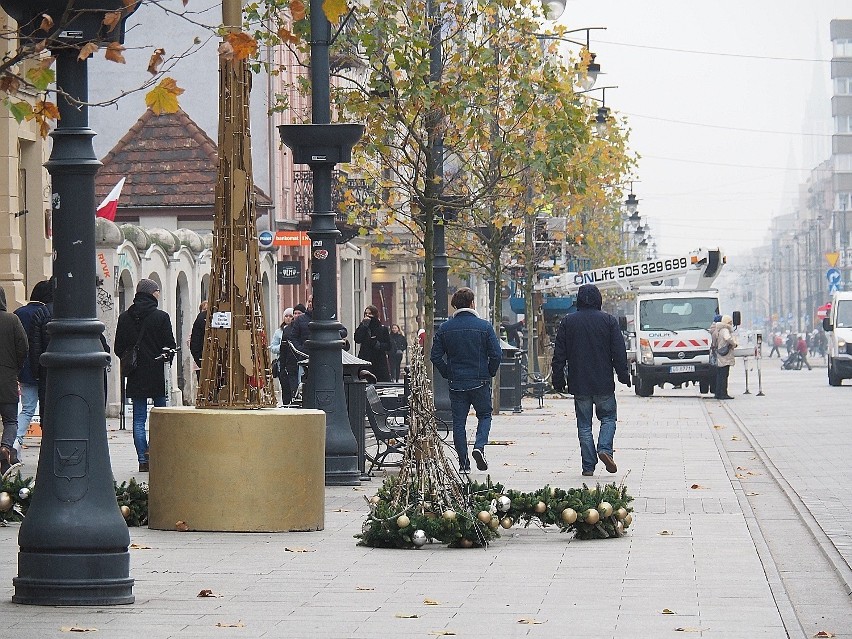 Na Piotrkowskiej rozpoczął się montaż bożonarodzeniowej iluminacji - wzdłuż ulicy stanęły kilkumetrowe choinki