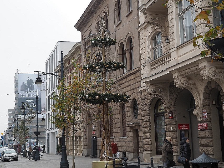 Na Piotrkowskiej rozpoczął się montaż bożonarodzeniowej iluminacji - wzdłuż ulicy stanęły kilkumetrowe choinki