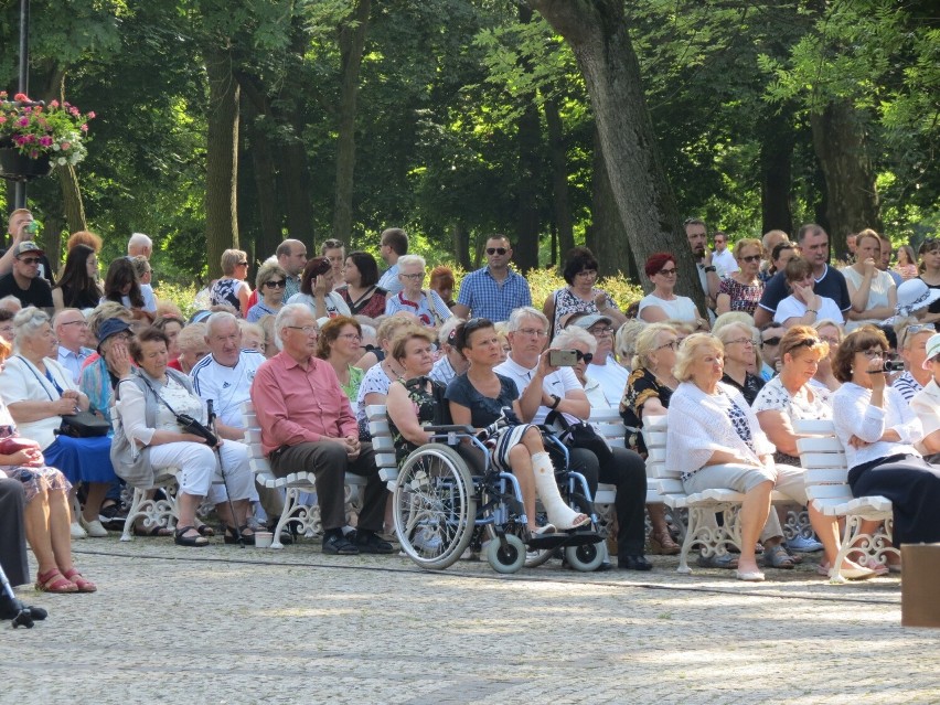 Tak było na koncercie "Panie dobry jak chleb" w Parku Solankowym w Inowrocławiu. Spora publiczność przed muszą koncertową [zdjęcia] 