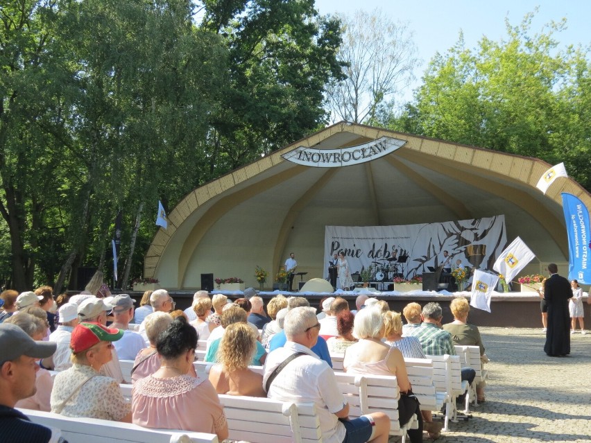 Tak było na koncercie "Panie dobry jak chleb" w Parku Solankowym w Inowrocławiu. Spora publiczność przed muszą koncertową [zdjęcia] 