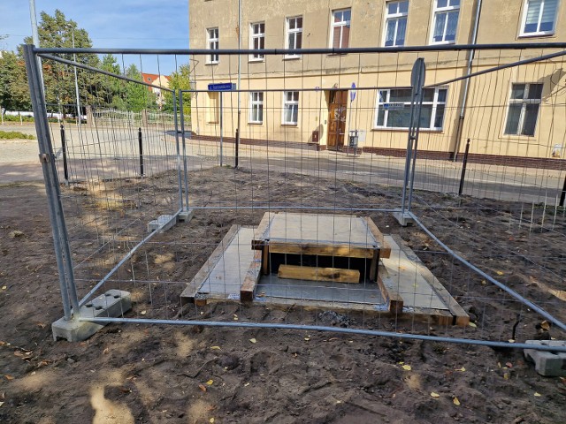 W Lesznie rośnie nowy pomnik. Obelisk ku czci generała Józefa Hallera, będzie wykonany z granitu, a staje w centrum miasta