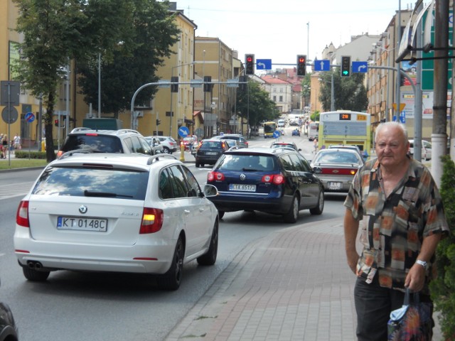 Korki na skrzyżowaniu Lwowskiej, Starodąbrowskiej i Mostowej rozładować ma tymczasowe rondo
