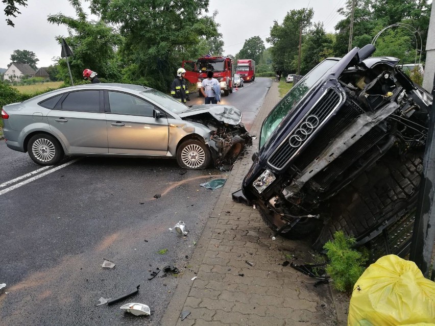 Wypadek na drodze wojewódzkiej 132 w Kamieniu Małym.