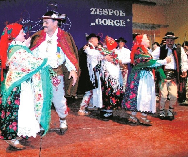 Dni Gorczańskie 2013 w Kamienicy. Mieczysław Marek (z lewej) jest  nie tylko dyrektorem GOK, ale także starostą w zespole regionalnym Gorce