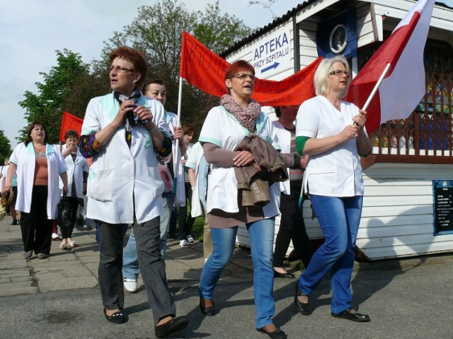 Protest bełchatowskich pracownic pod szpitalem w Bełchatowie. Teraz zwolnione kobiety zaprotestują w Łodzi.