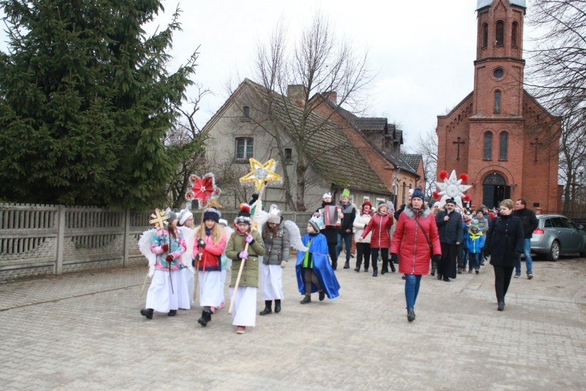 W orszaku wzięły udział dzieci, młodzież i dorośli.