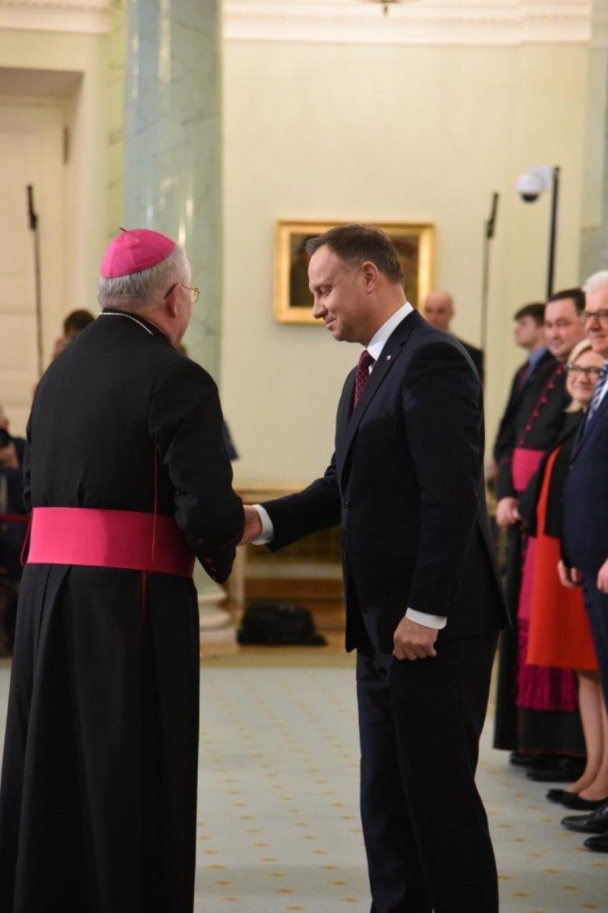 Biskup ełcki został odznaczony Złotym Krzyżem Zasługi