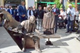 Ławeczka Bronisława Opałki oficjalnie odsłonięcia w Kielcach. Na uroczystość przyszły tłumy ludzi