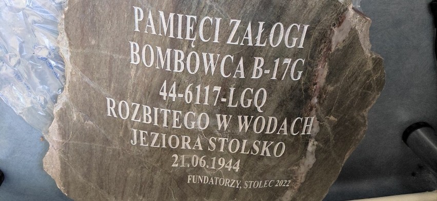 Tablica pamiątkowa, która zostanie odsłonięta nad jeziorem...