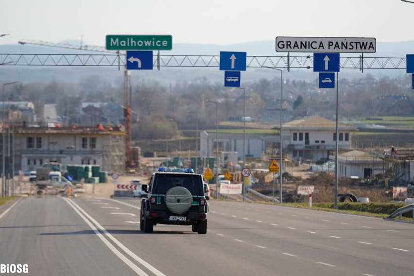 Odprawy pustych ciężarówek na budowanym, polsko-ukraińskim...