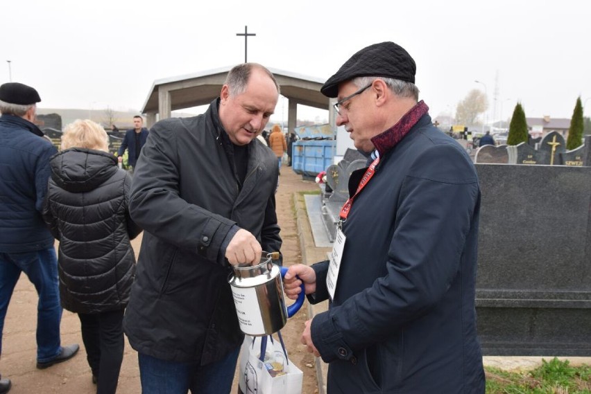 Suwalczanie odwiedzają groby bliskich i włączają się w zbiórkę na renowację zabytkowych nagrobków 