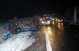 Wypadek w Markowicach na DK1. Dachował bus, sześć osób rannych [FOTO]