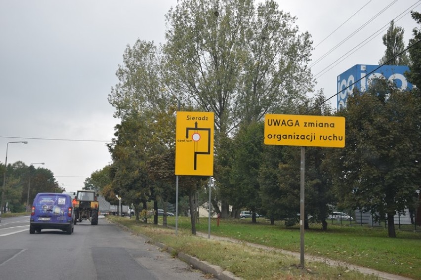 Objazd na Łaskiej w Zduńskiej Woli. Trwa budowa kanalizacji