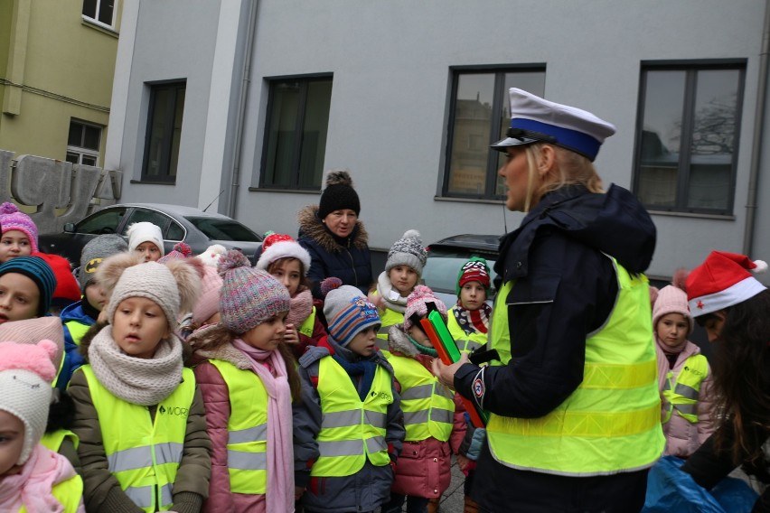 Policjanci i dziennikarze pomocnikami świętego Mikołaja [zdjęcia] 
