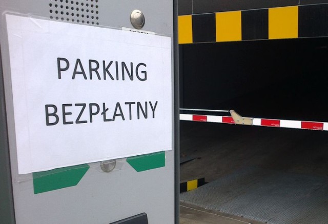 Na podmianie betonu w parkingu filharmonii miasto miało stracić 5 mln zł. Parking koło filharmonii, choć bezpłatny, na co dzień stoi pusty.