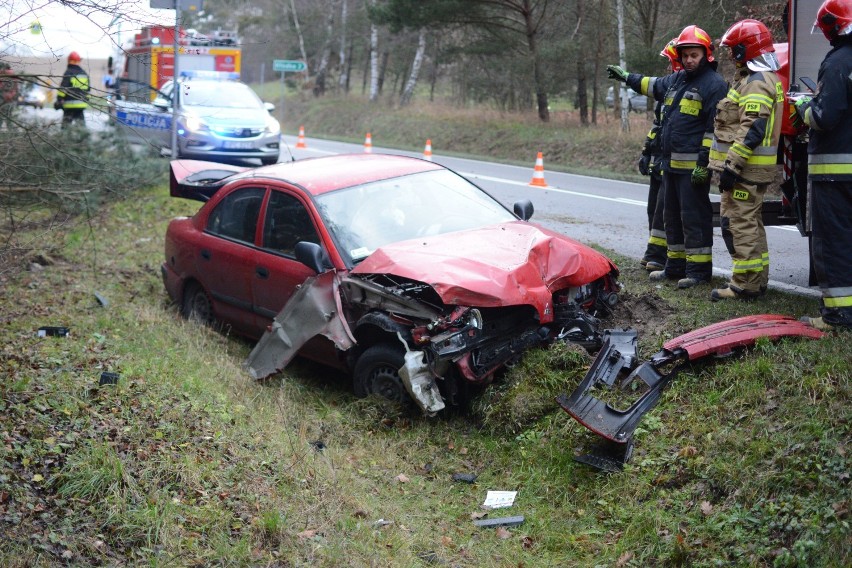 Samochód wypadł z drogi w Kłódce pod Grudziądzem. Jedna osoba w szpitalu [zdjęcia, wideo]