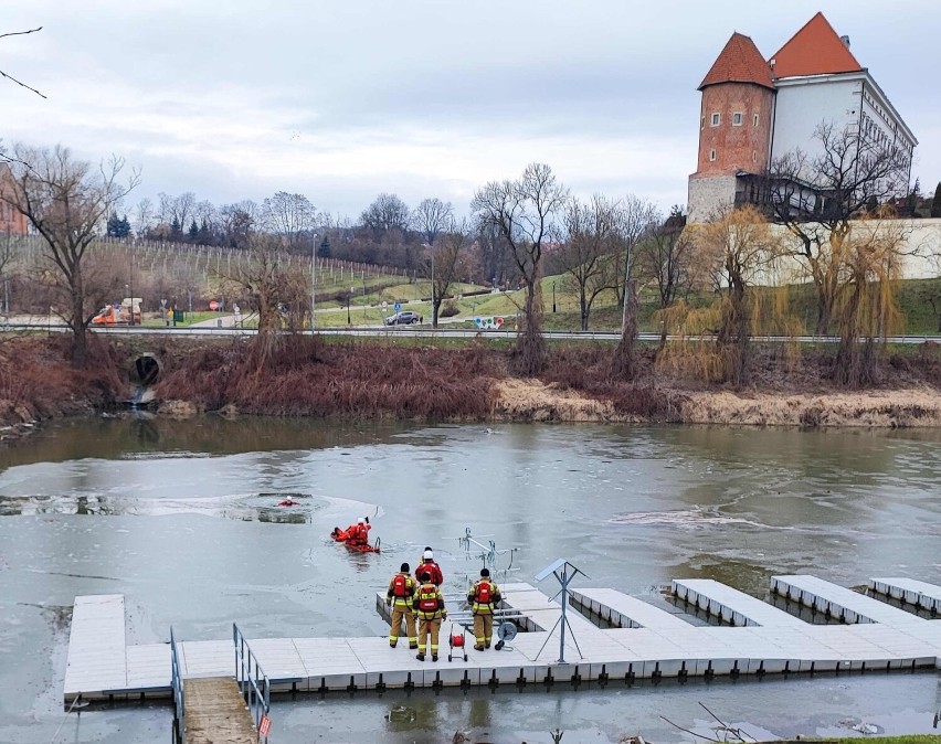 Ćwiczenia sandomierskich strażaków na zbiorniku wodnym przy Bulwarze Marszałka Piłsudskiego. Zobacz zdjęcia