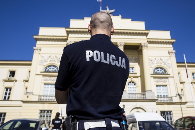 Już od 10 lipca trwa protest służb mundurowych. Do tej pory funkcjonariusze nie karali mandatami drobnych wykroczeń i stosowali elementy strajku włoskiego. Teraz zamierzają wyjść na ulice. Stanie się to za niecały miesiąc.