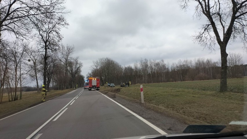 Dachowanie auta w okolicach Bociek na trasie Siemiatycze - Bielsk Podlaski. Utrudnienia na DK 19