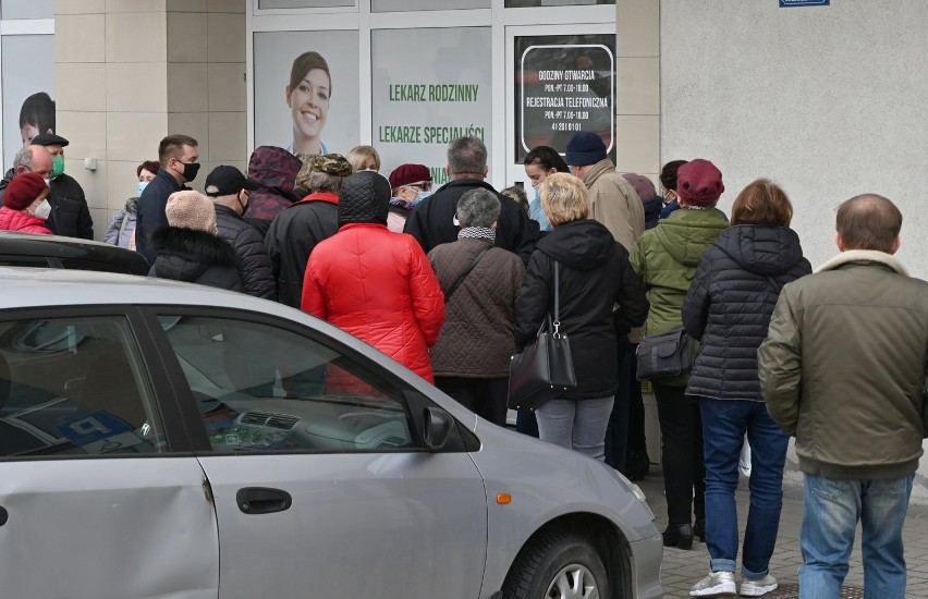Tłumy pacjentów czekających na szczepienie pod Centrum Medycznym Zdrowie w Kielcach i dramatyczna akcja lekarzy (ZDJĘCIA, WIDEO)