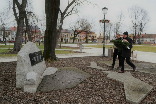 Radni Mariusz Bajek oraz Piotr Rut złożyli wiązanki kwiatów oraz zapalili znicze pamięci pod obeliskiem poświęconym Żydom