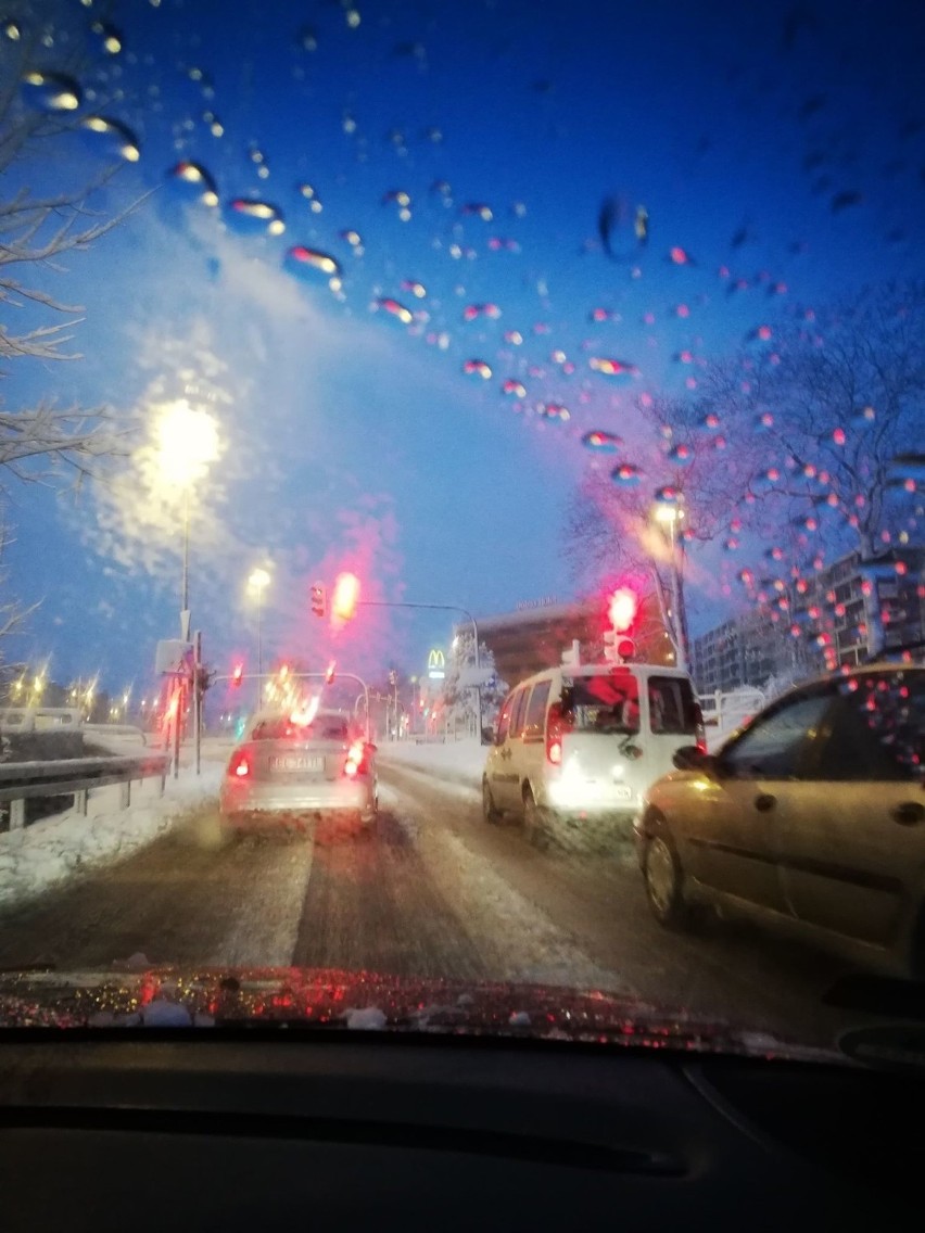 Zima w Łodzi. Trudne warunki na drogach. Korki i problemy z MPK [ZDJĘCIA]