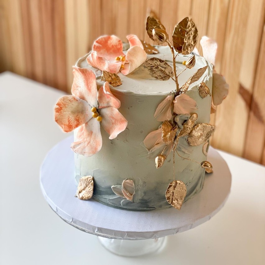 Oto najpiękniejsze torty ślubne na sezon ślubny 2023. Jakie są najmodniejsze wzory, kolory i styl dekoracji?