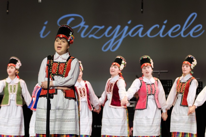 Mali Świerczkowiacy i przyjaciele na scenie CSM w Tarnowie,...