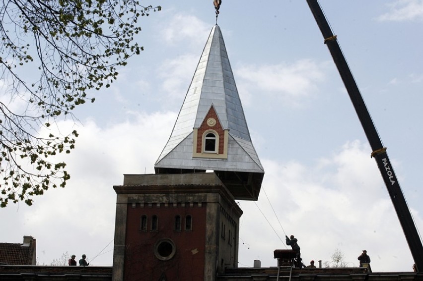 Nasadzanie nowej  wieży zegarowej na Zamku Piastowskim w...