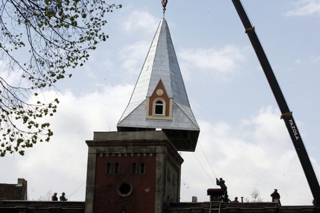 Nasadzanie nowej  wieży zegarowej na Zamku Piastowskim w Legnicy