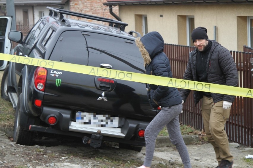 Krakowscy policjanci przeszukali jedną z posesji w Opolu i zabezpieczyli volkswagena golfa