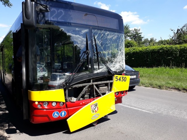 Czołowe zderzenie autobusu MPK z toyotą yaris