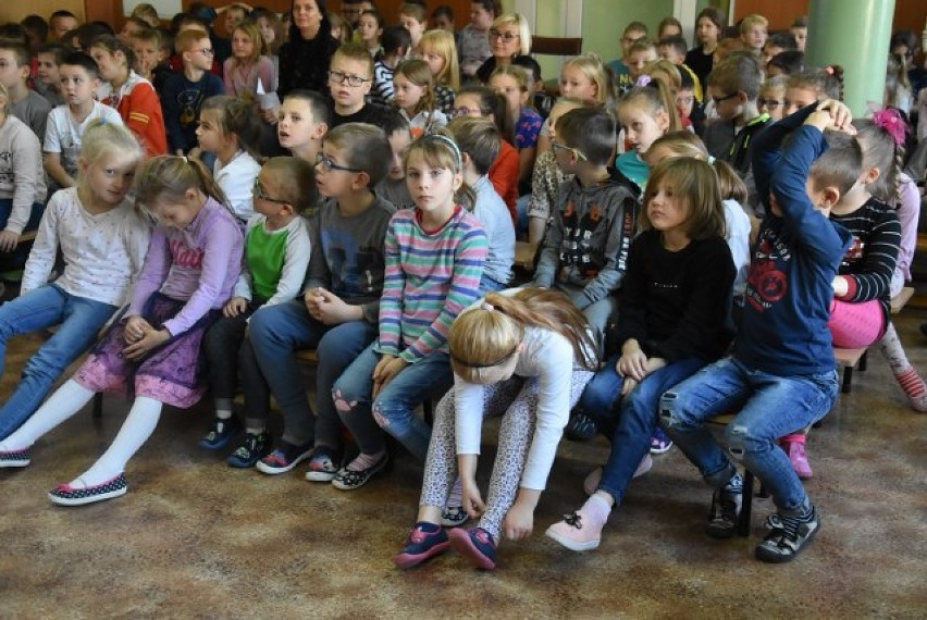 Września: "Świeć przykładem" czyli Policja, Straż Miejska i Volkswagen edukują dzieci ze Szkoły Podstawowej w Kaczanowie