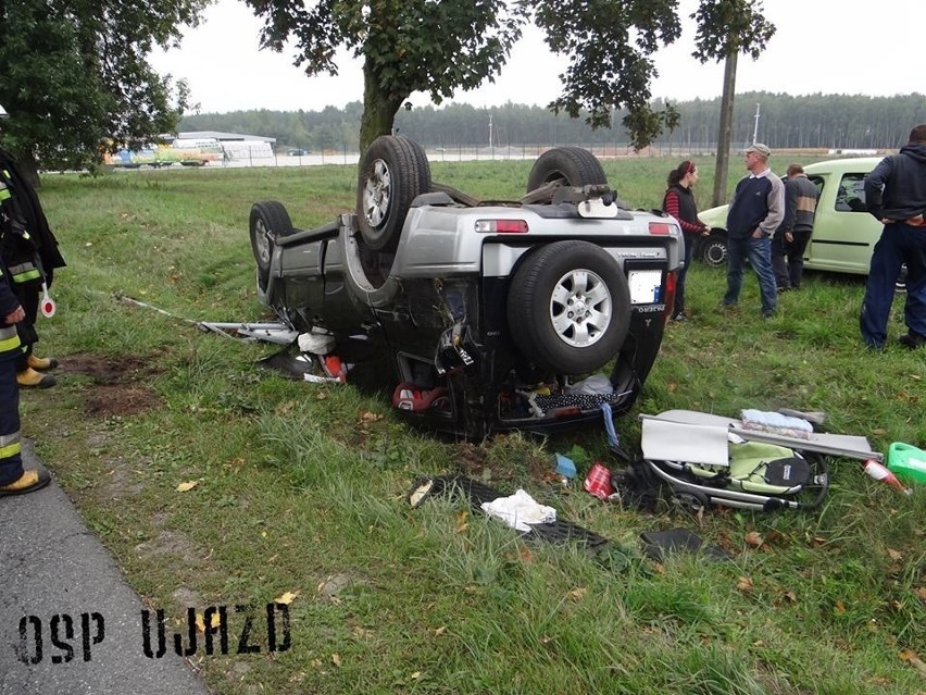 Wypadek w Józefinie w pow. tomaszowskim: Auto dachowało, trzy osoby ranne [ZDJĘCIA]