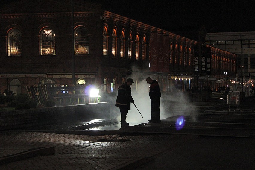Nocne mycie fontanny na rynku Manufaktury.