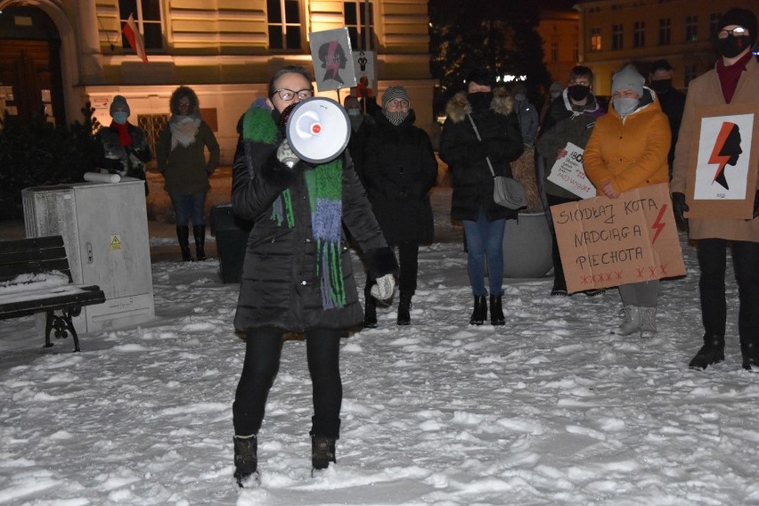 Protest Kobiet w Nowym Tomyślu. Mieszkańcy ponownie wyszli na ulice miasta. Atmosfera była gorąca