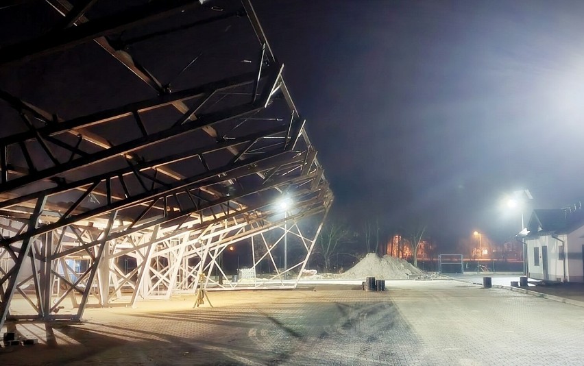 Targowisko miejskie w Złoczewie. Jest nowe oświetlenie. Zobacz nocne zdjęcia FOTO