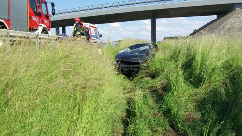 Wypadek na A2. Kierowca wjechał do rowu. Najprawdopodobniej zasnął 