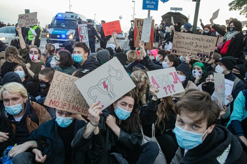 Strajk kobiet na ulicach Krakowa. Protesty sparaliżowały całe miasto. "Nie mamy nic do stracenia!" [ZDJĘCIA]