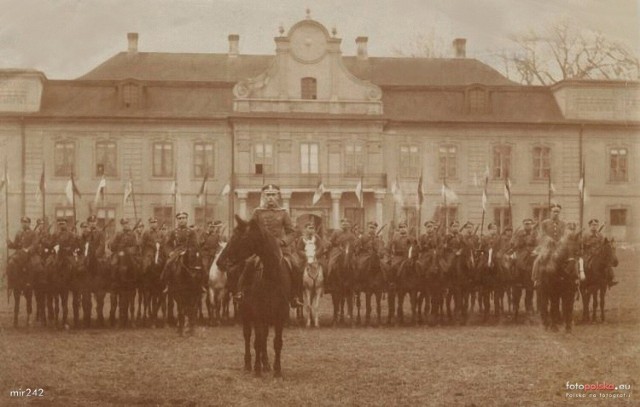 W 1702 roku Kazimierz Mieroszewski wzniósł pałac, który stanowił nawiązanie do ówczesnych francuskich rezydencji. W późniejszym okresie, w latach 30. XIX wieku, pałac przeszedł w posiadanie rodziny Siemieńskich, a następnie Mycielskich.